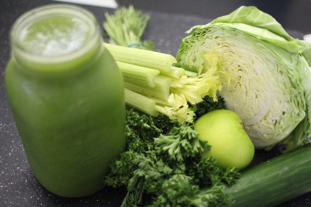green juice, cabbage, apple-769129.jpg